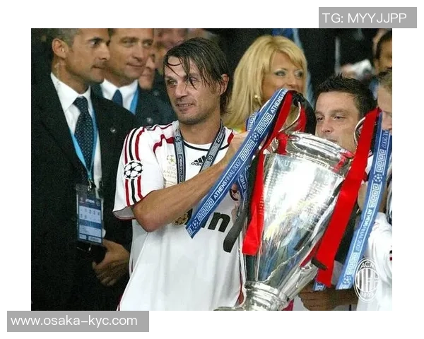 足球传奇亲笔签名珍品展示 每一笔背后藏着的伟大故事与荣耀